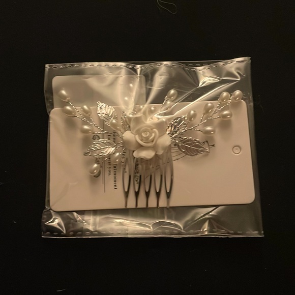 Flower hair accessory - Picture 1 of 1